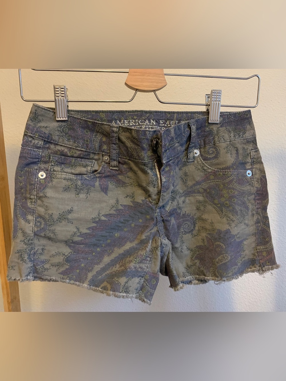 American Eagle Boho Cutoff Shorts Size 00 Gray/Purple Paisley Corduroy